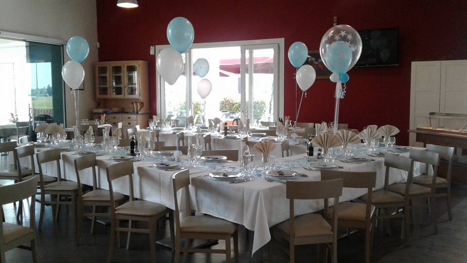 tavoli con palloncini e decorazioni per battesimo