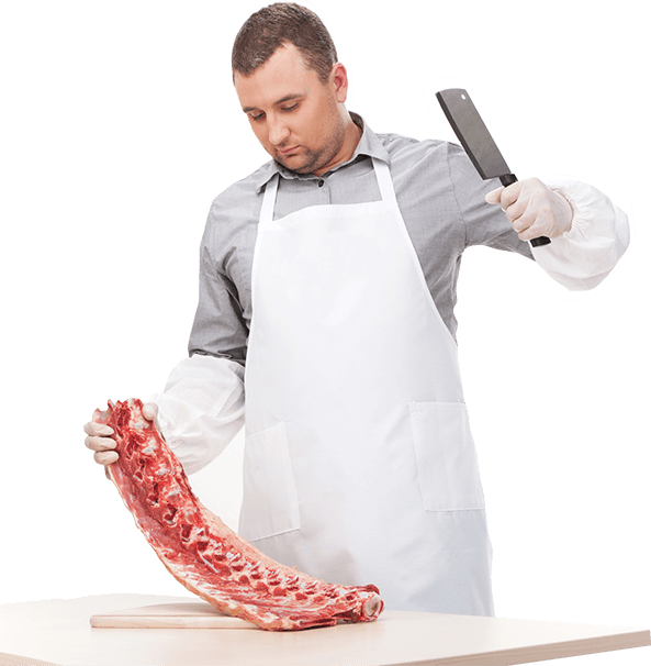 Măcelar cu halat alb pregătind carne proaspătă – carne angro și retail la cel mai bun preț în Chișinău și Moldova.