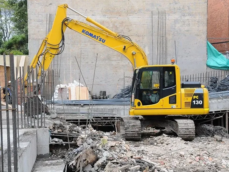 Una excavadora Komatsu amarilla está trabajando en un sitio de construcción.