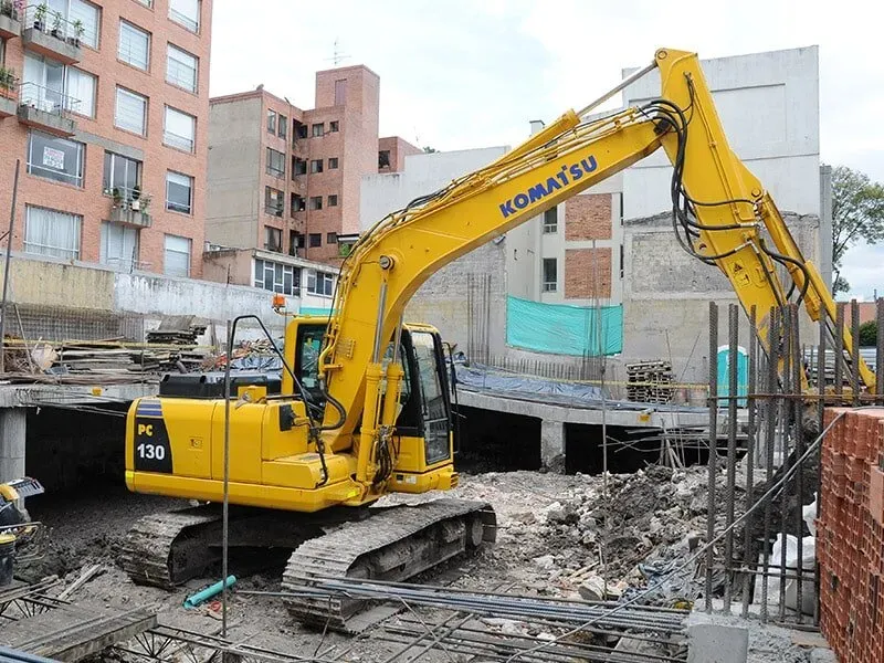 Una excavadora Komatsu amarilla está trabajando en un sitio de construcción.