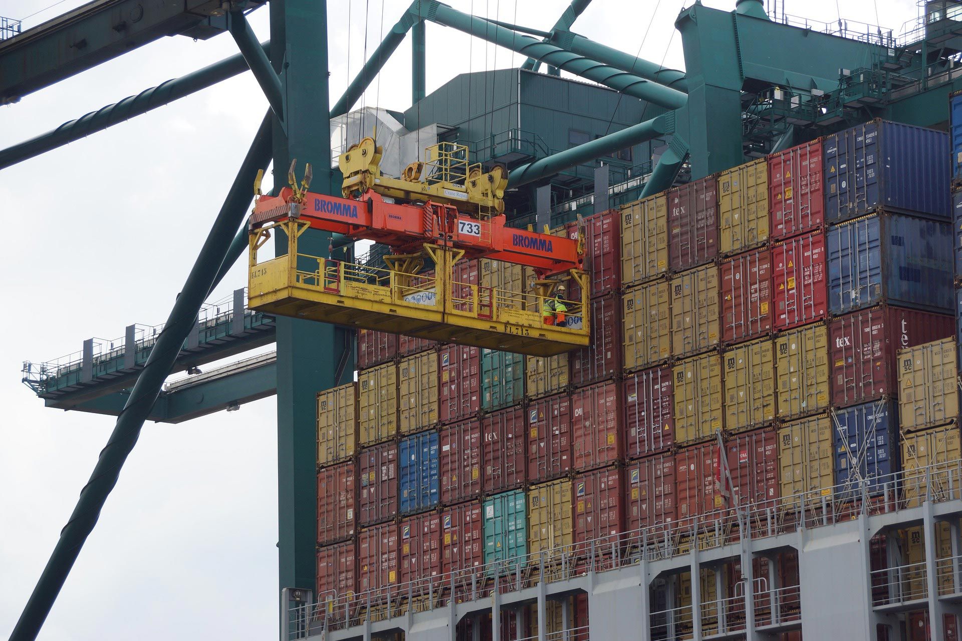 Un gran barco portacontenedores está siendo cargado con mercancía