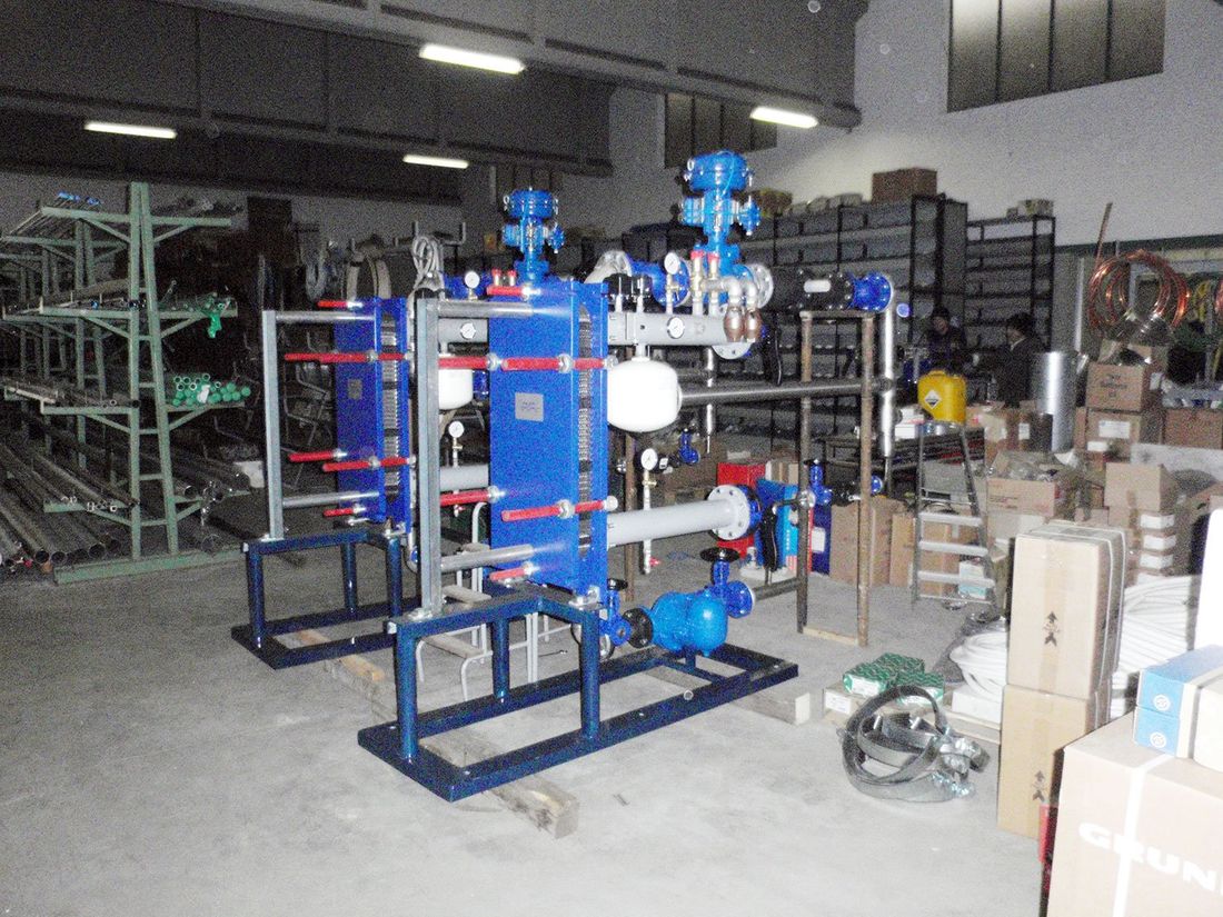 tecnico durante l'installazione di un impianto industriale