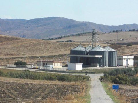 degli edifici e accanto dei silos