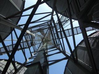 vista dal basso verso l'alto di una struttura di ferro