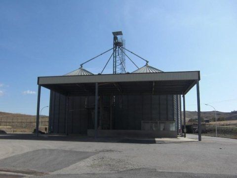 un edificio e dietro dei silos