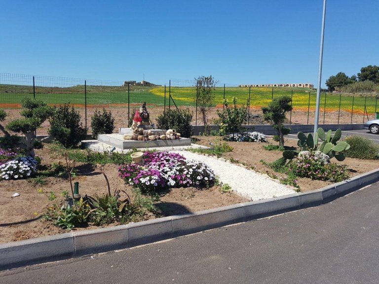 una piazzola con dei fiori e delle piante