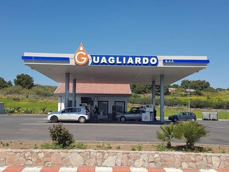 vista del benzinaio Guagliardo srl e delle macchine