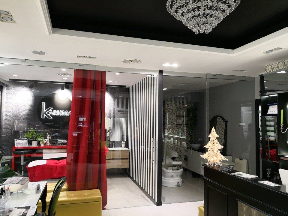 area espositiva di negozio di arredamento con porte in vetro