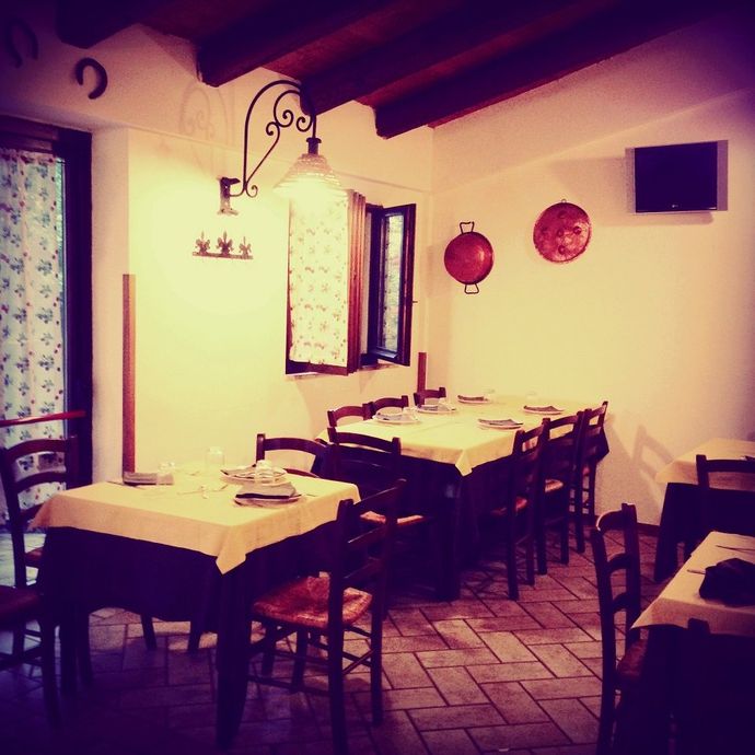 Interni del locale con pentolame in rame