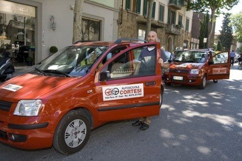 Una vettura dell'Agenzia Autoscuola Cortesi di Prato