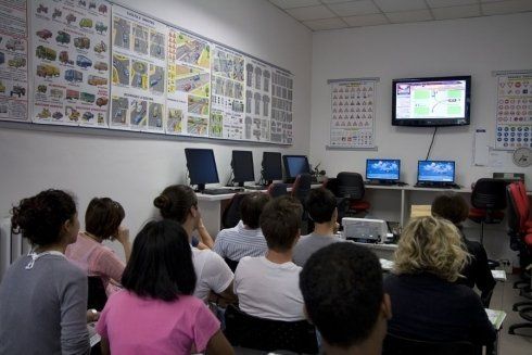 Un gruppo di allievi segue un corso di guida sicura