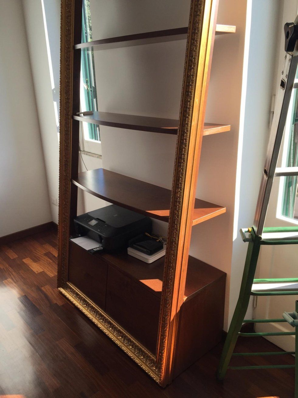 Libreria con cornice
