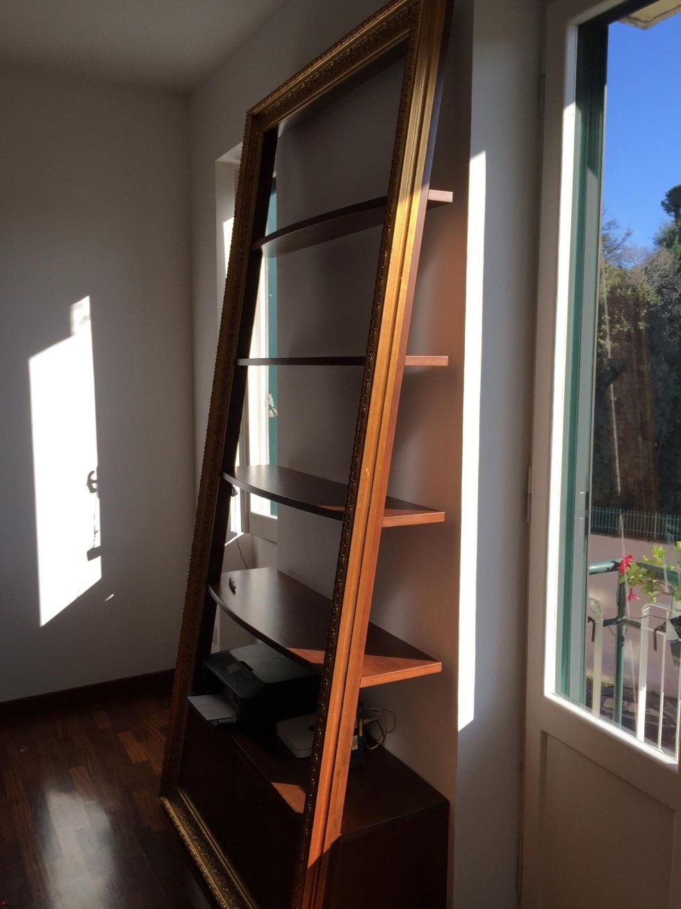 Libreria con cornice
