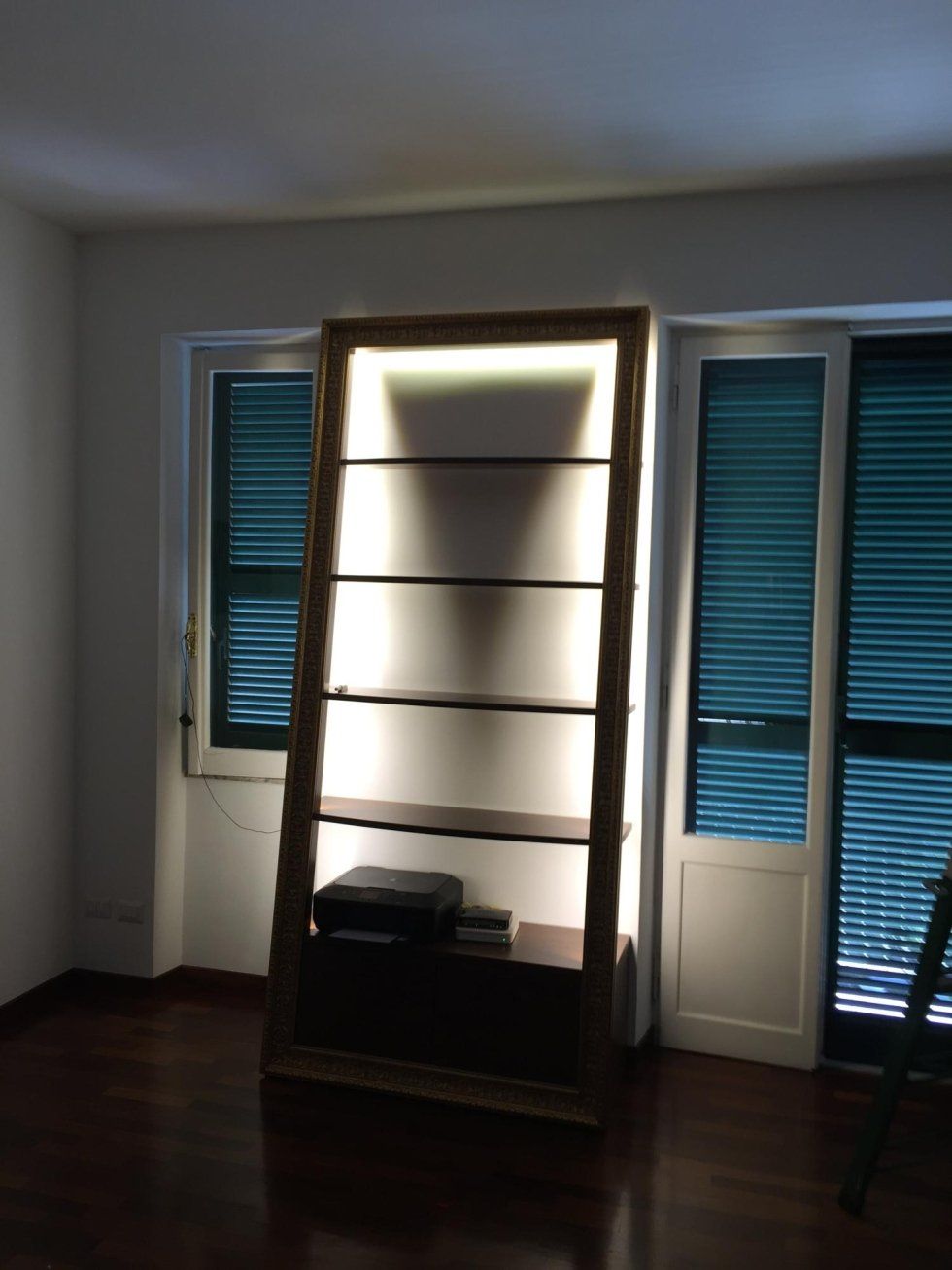 Libreria con cornice