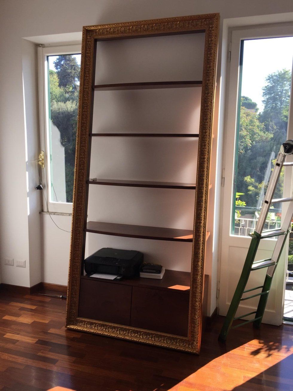 Libreria con cornice