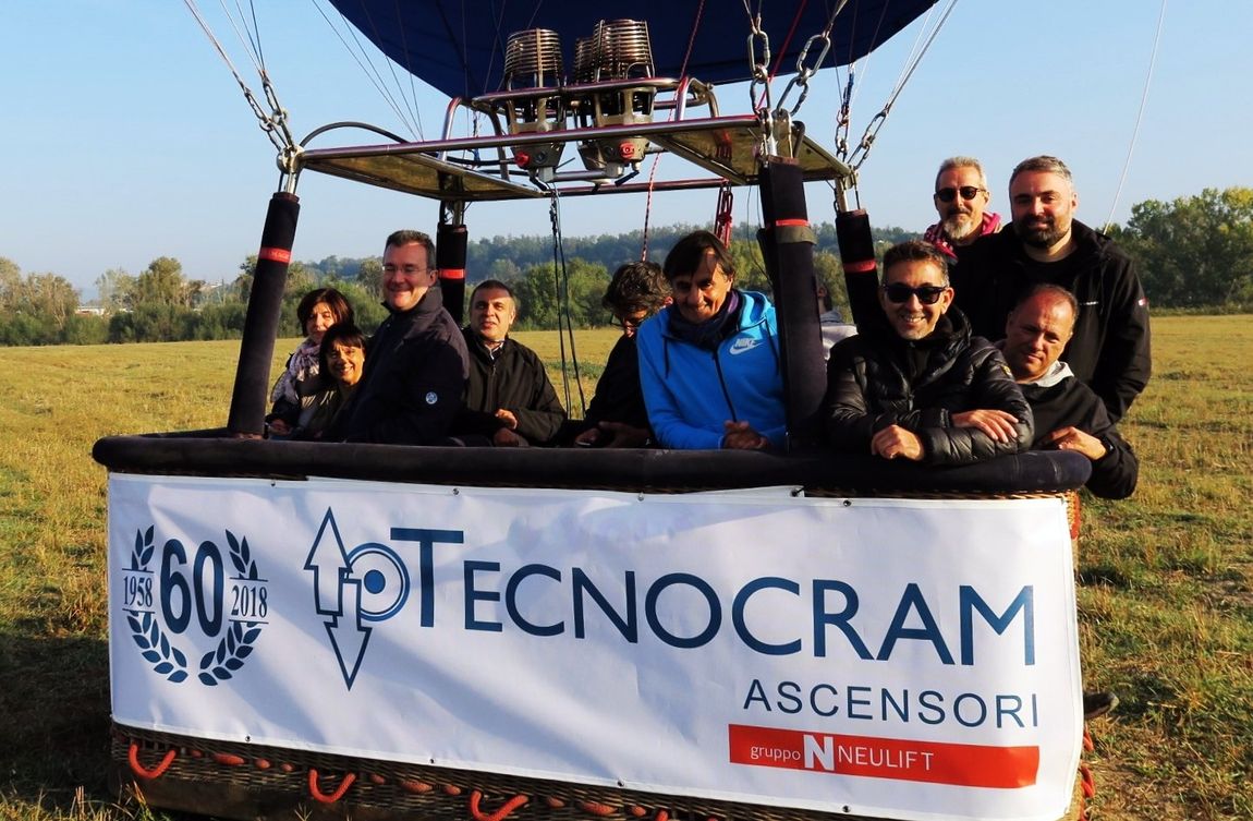 Alcune persone su una mongolfiera