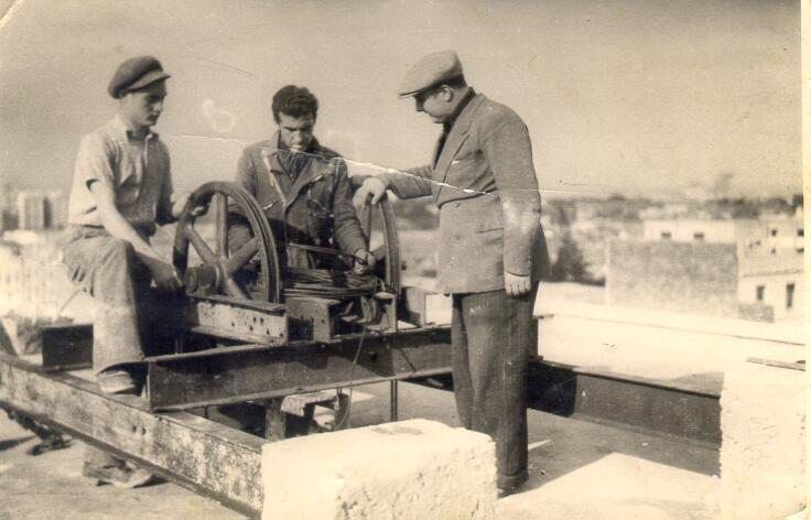 Foto storica personale ditta di ascensori
