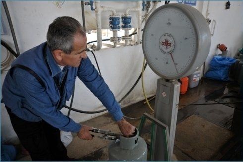 addetto dell'impresa durante il riempimento di una bombola