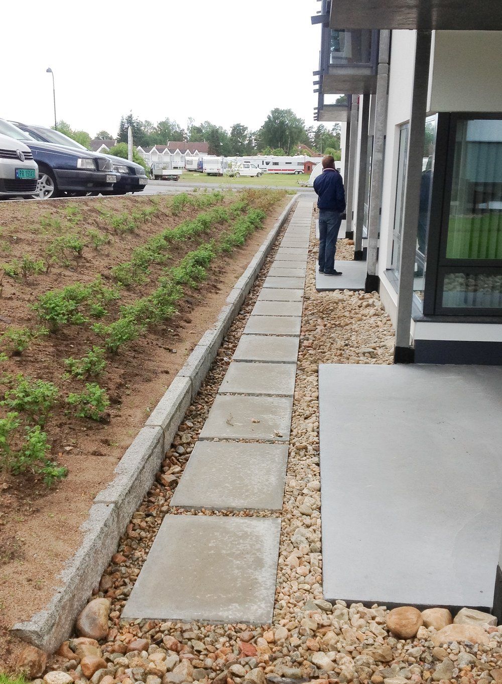Opparbeiding av uteområde og plantebed langs leilighetsbygg.