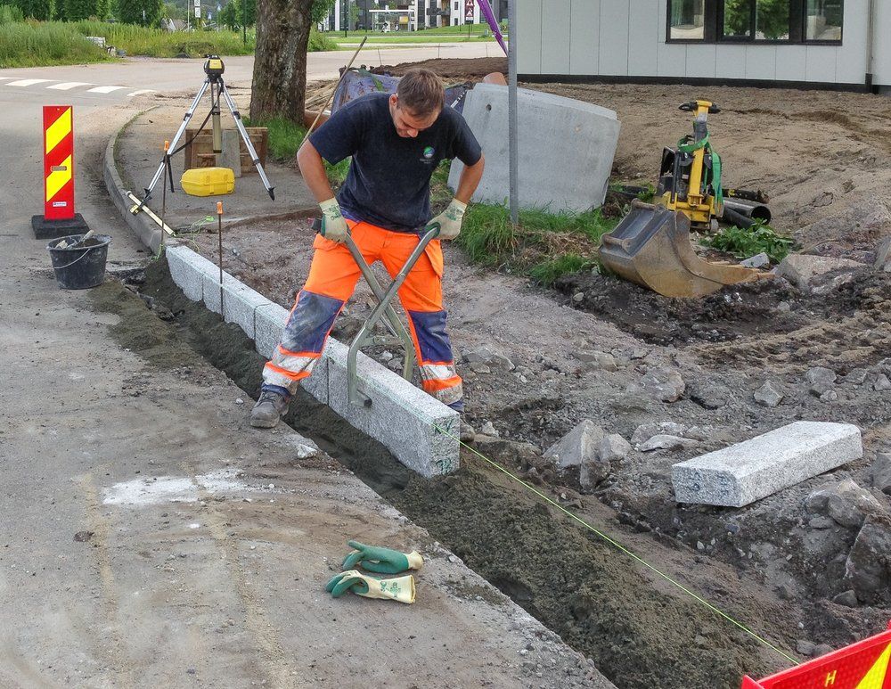 Anleggsgartner i arbeid - Vågen & Hansen