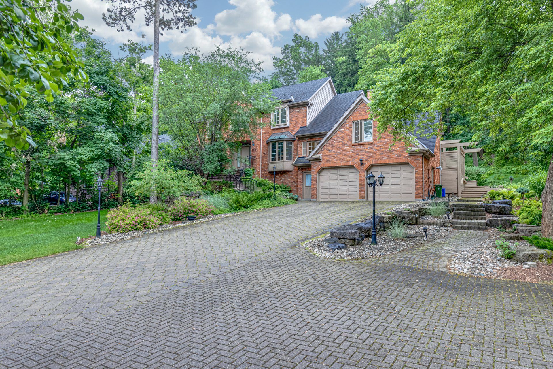 A House In Ancaster for Sale, Virtual Tour