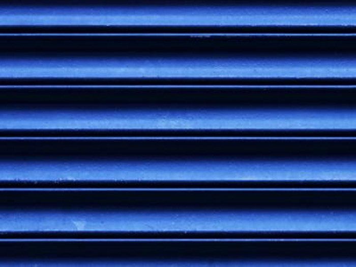 Veneziana blu elettrico chiusa