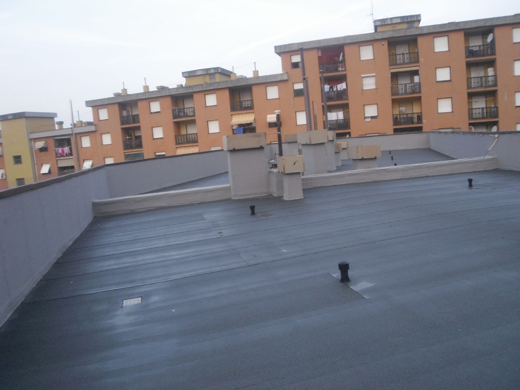 tetto ricoperto con materiale isolante