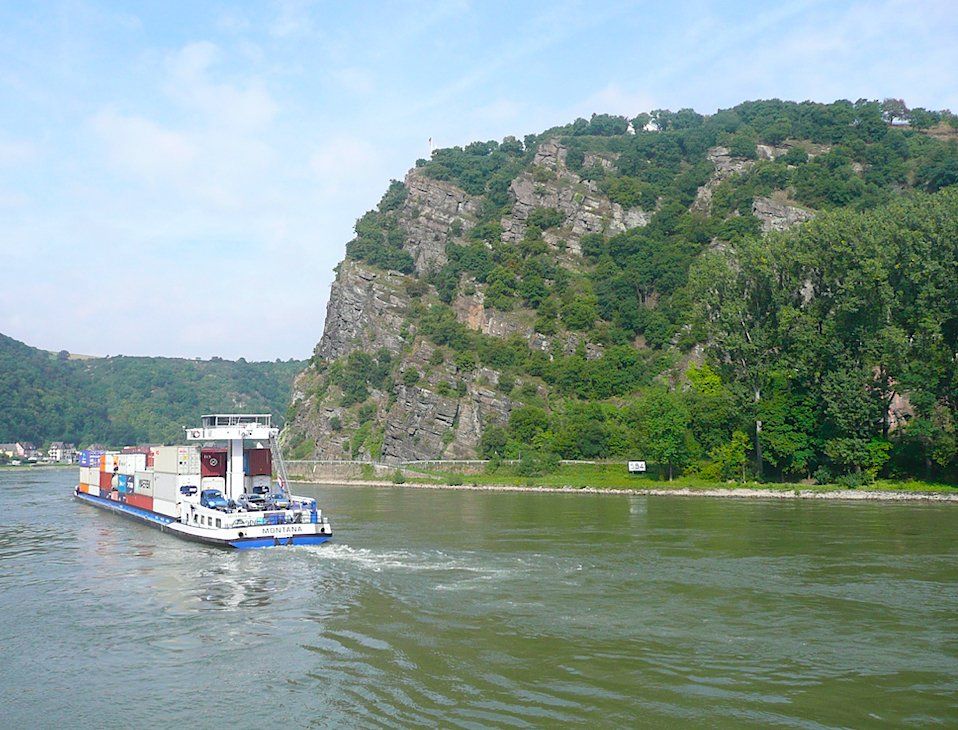 Loreley-Felsen Rhein Blick von stromabwärts Frachtschiff