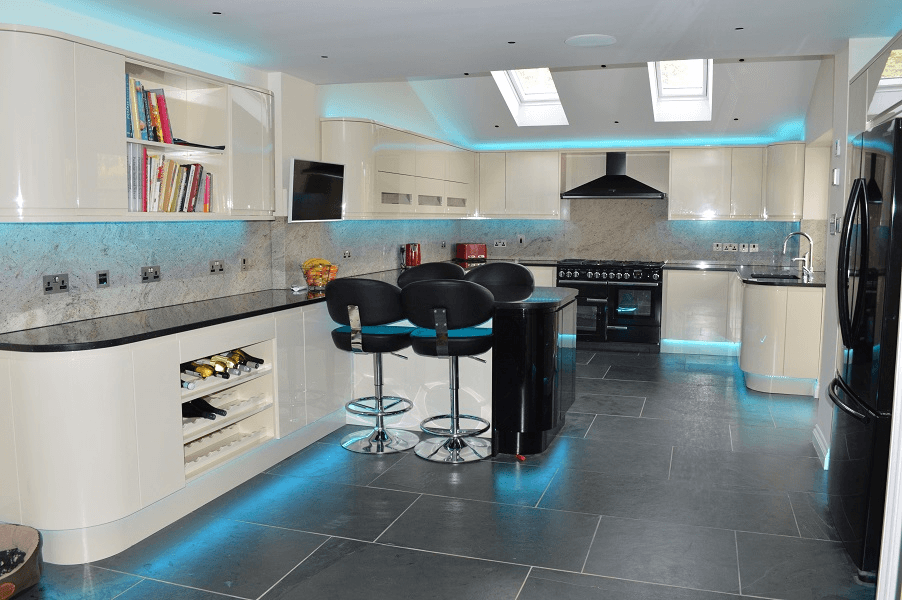 Valentino Kitchen Installation in Winford Malmo handleless Cream & Black gloss