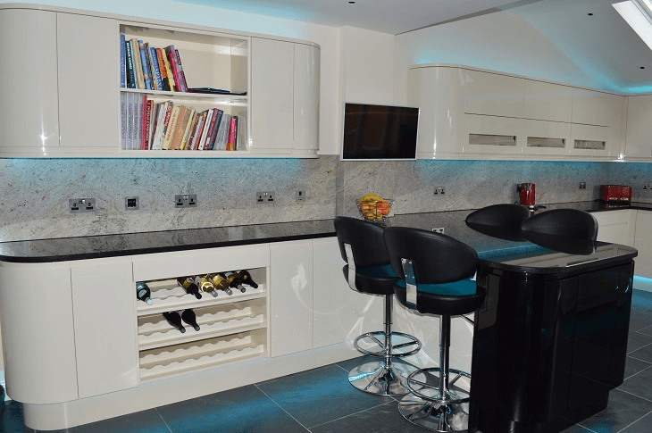 Valentino Kitchen Installation in Winford Malmo handleless Cream & Black gloss