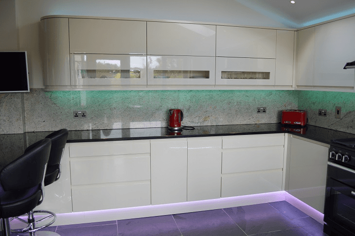 Valentino Kitchen Installation in Winford Malmo handleless Cream & Black gloss