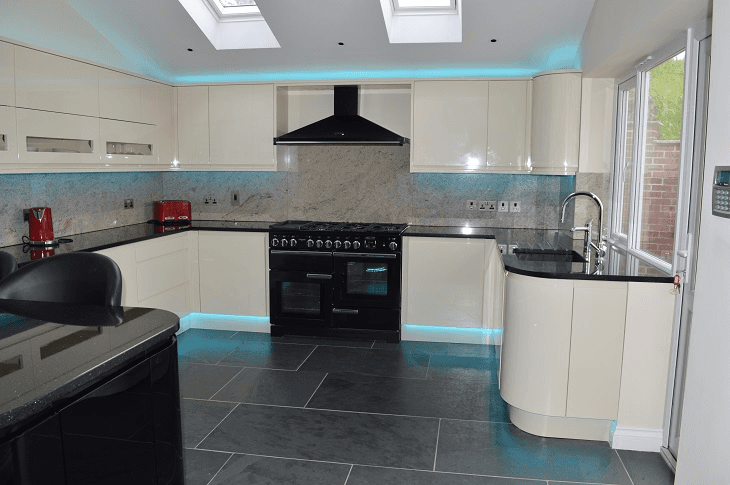 Valentino Kitchen Installation in Winford Malmo handleless Cream & Black gloss