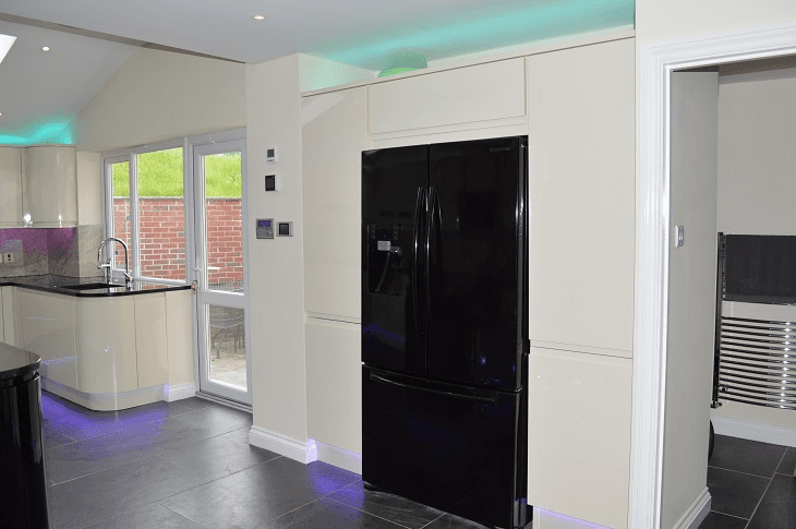 Valentino Kitchen Installation in Winford Malmo handleless Cream & Black gloss
