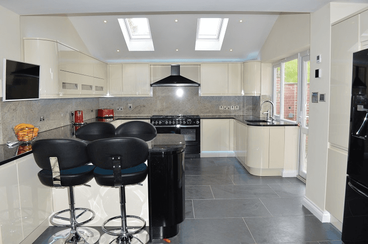 Valentino Kitchen Installation in Winford Malmo handleless Cream & Black gloss