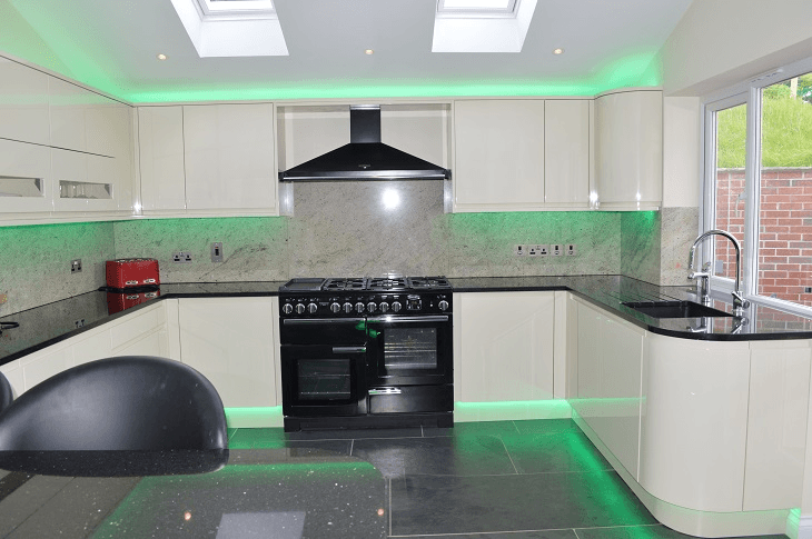 Valentino Kitchen Installation in Winford Malmo handleless Cream & Black gloss