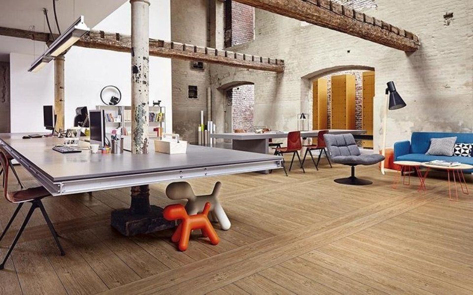 studio con pavimento in legno