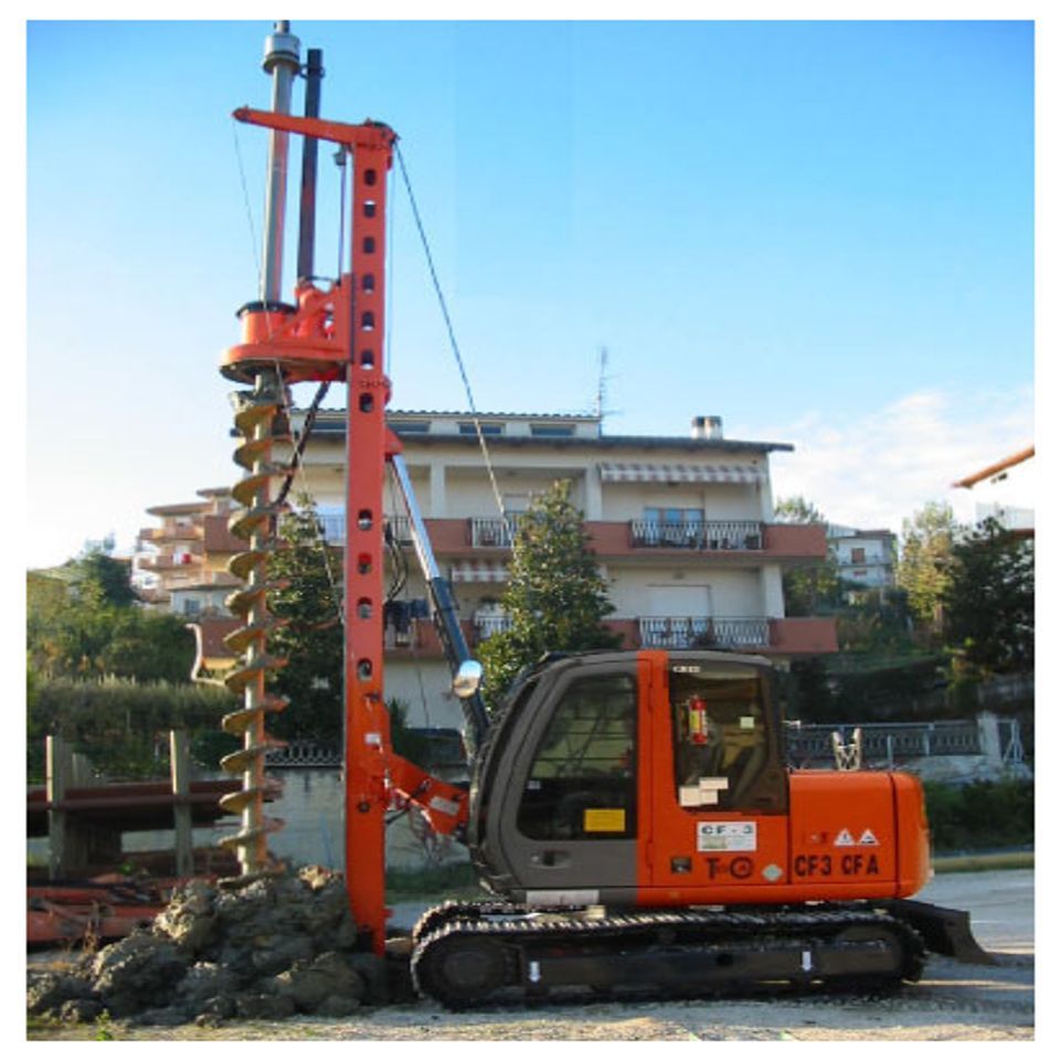 operazioni in cantiere per una palificazione