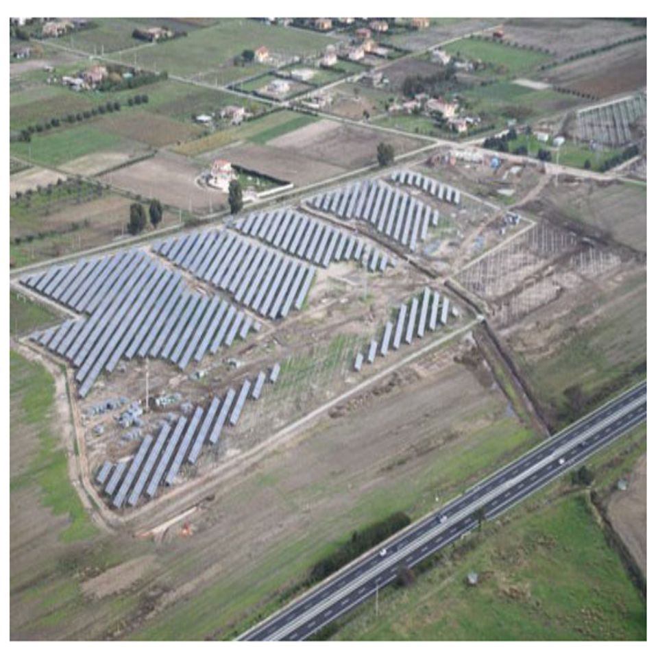 veduta dall'alto impianti fotovoltaici