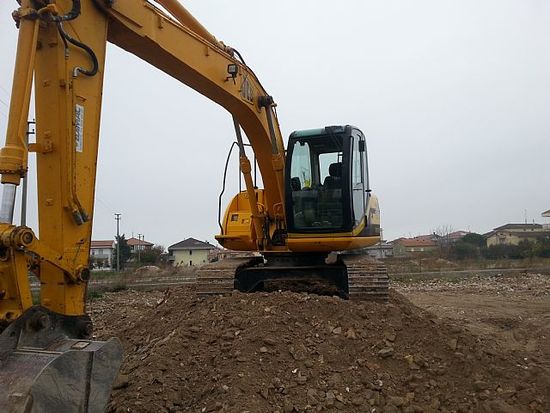 Operai che stanno costruendo un pozzo