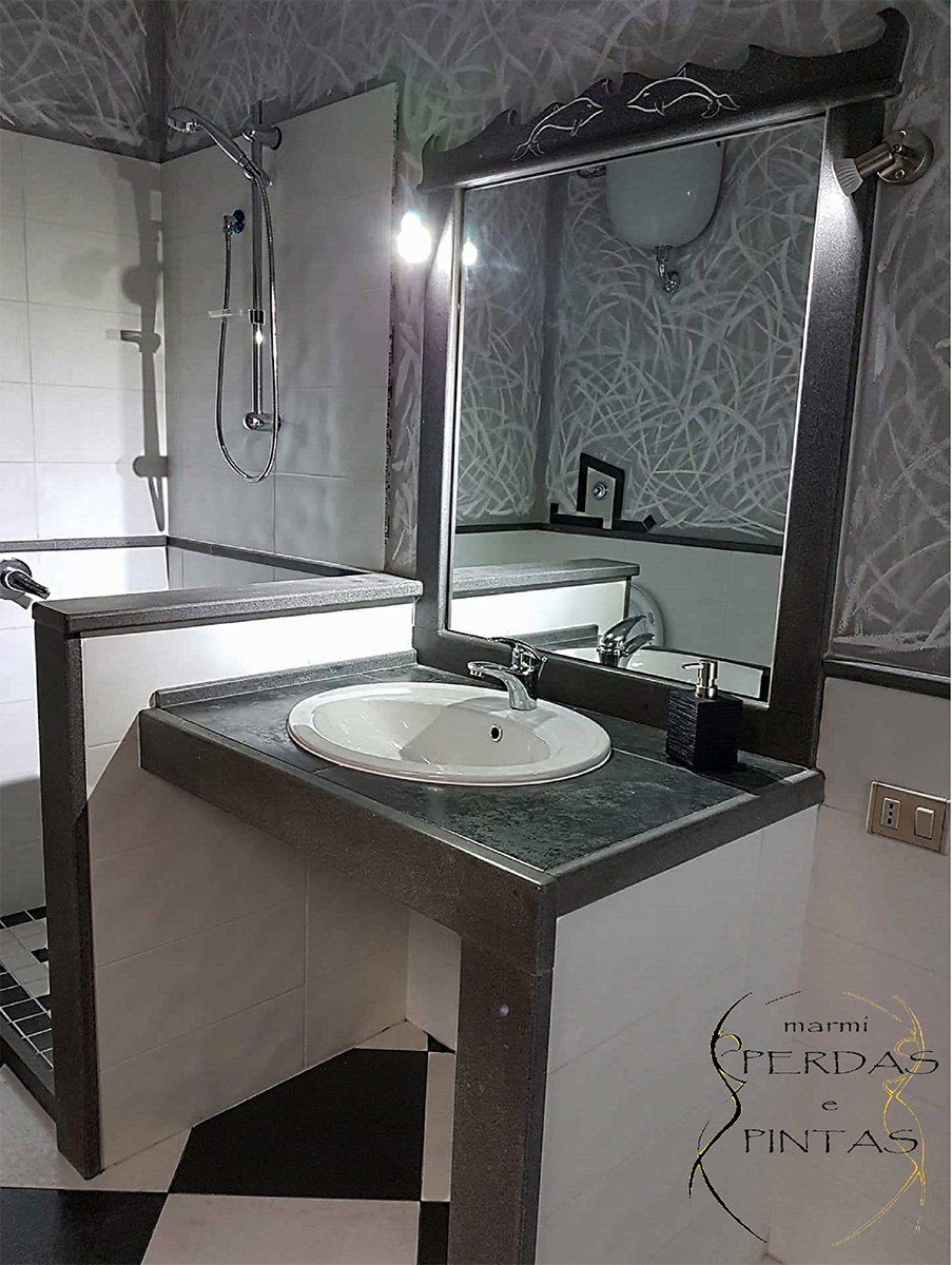 Top bagno e specchiera con incisione in