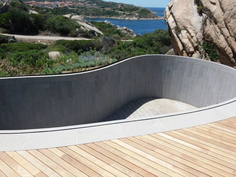 piscina con rivestimento in pietra