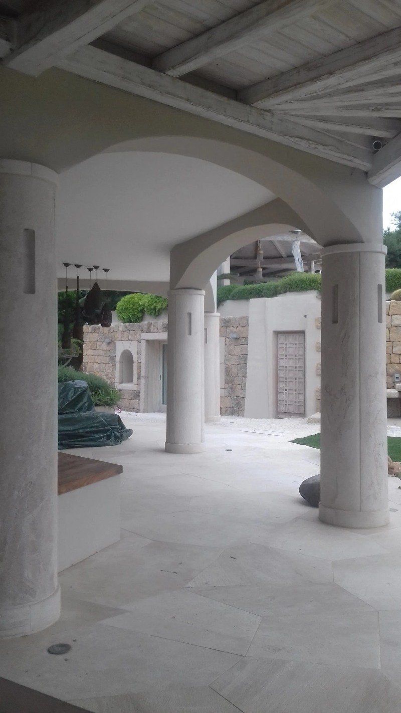 pavimentazione esterna in pietra con colonne