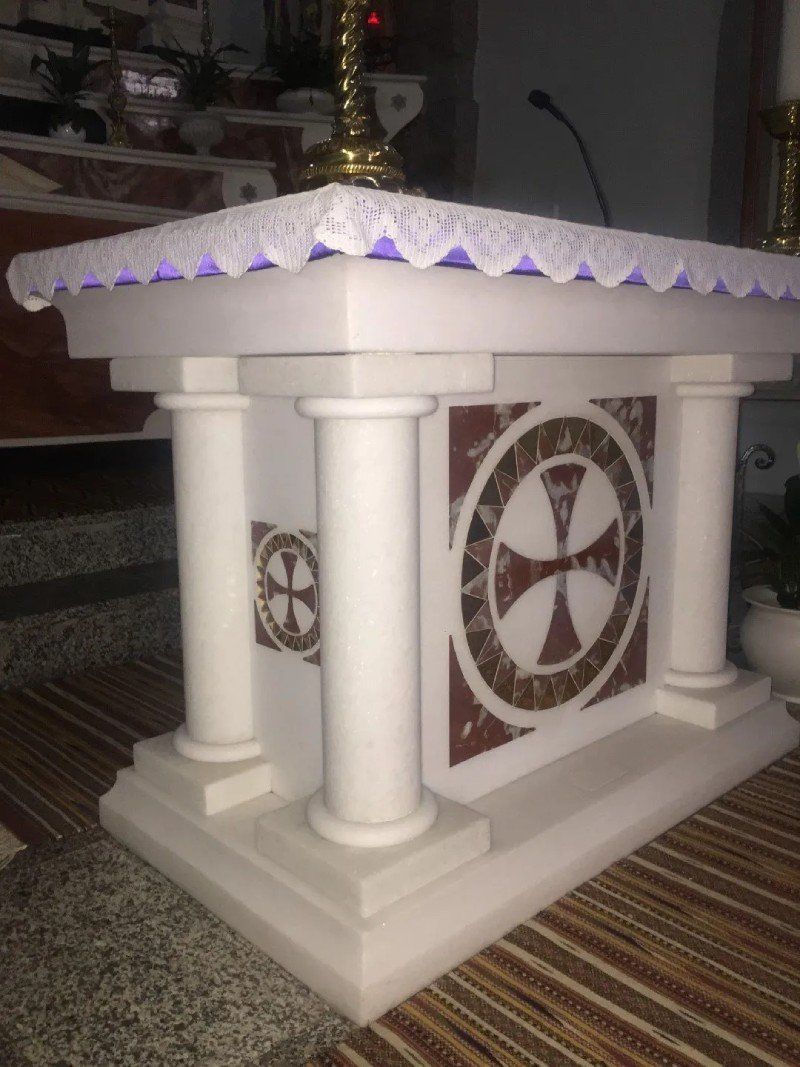 altare in pietra per chiesa