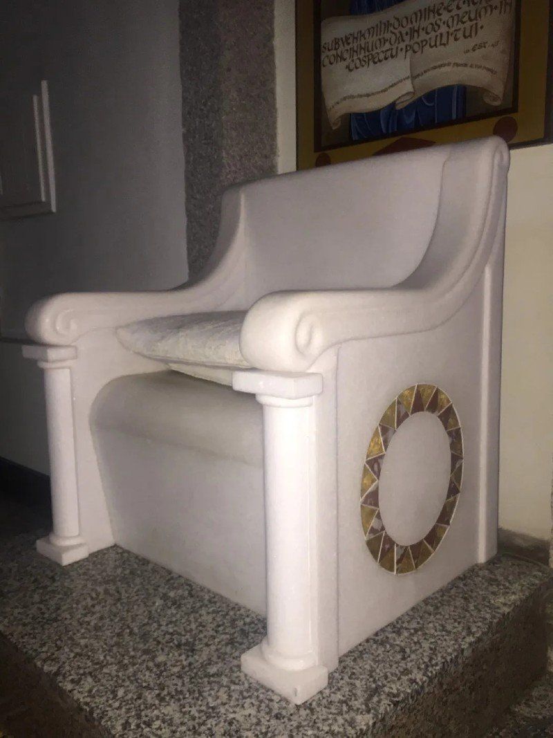 seduta in pietra per chiesa