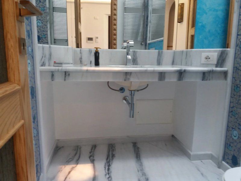rivestimenti e lavello in marmo per bagno