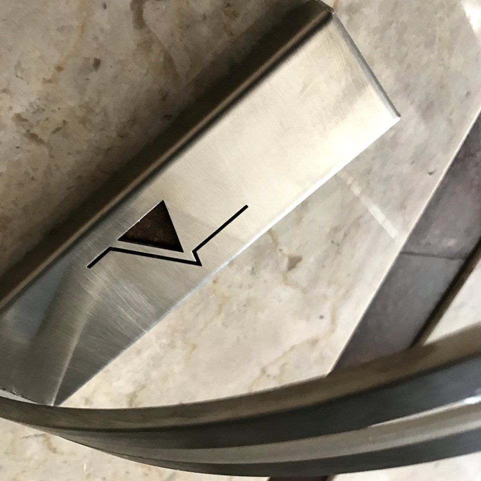 Marchio su metallo