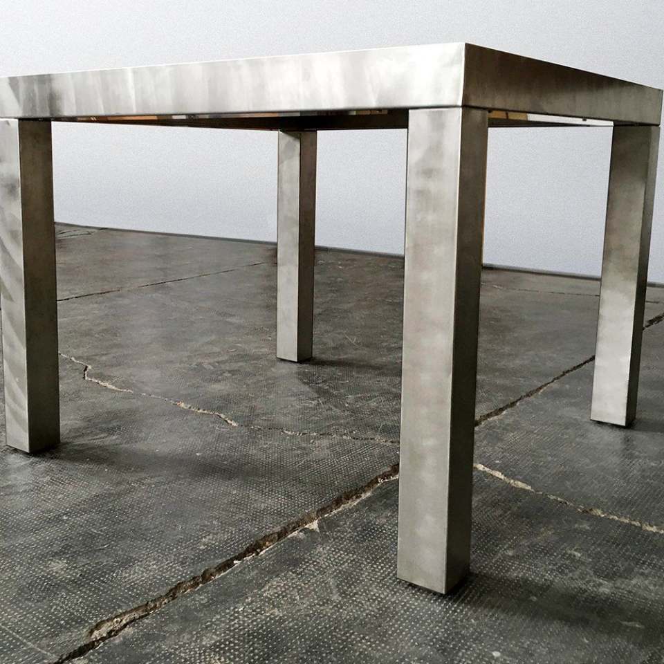 Tavolino di metallo