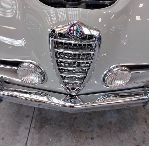 trattamento dettagli in acciaio carrozzeria d'epoca auto