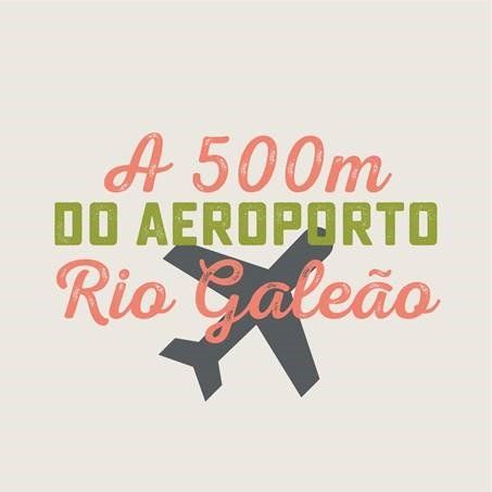 Texto “A 500m do aeroporto Rio Galeão” com ícone de avião preto e letras verdes e coral sobre fundo claro.