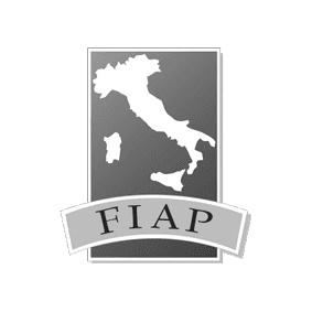 Logo raffigurante una mappa bianca dell'Italia su sfondo grigio scuro con un nastro grigio nella parte inferiore recante la scritta FIAP.